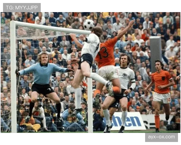 贝肯鲍尔：足坛传奇的世界杯光辉足迹至今闪耀