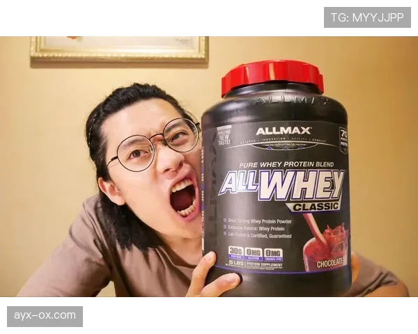 杨千霖家冰箱里塞满蛋白粉，连饮料都是按克称着喝的